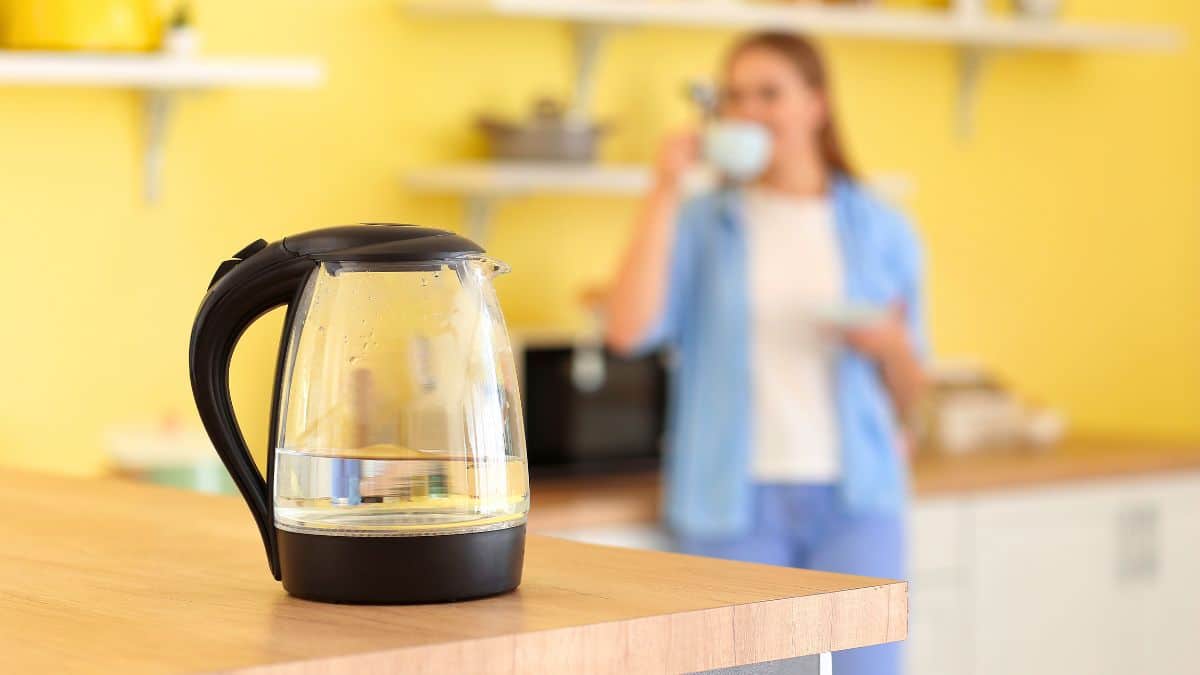 Oui on peut détartrer une bouilloire sans vinaigre : cette astuce naturelle fait des merveilles