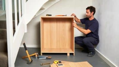 Pas besoin de perceuse avec cette astuce géniale qui transforme l’espace sous l’escalier en rangement ultra-pratique