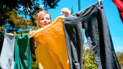 Pas de sèche-linge ? Voici l’astuce express pour faire sécher votre linge en un temps record