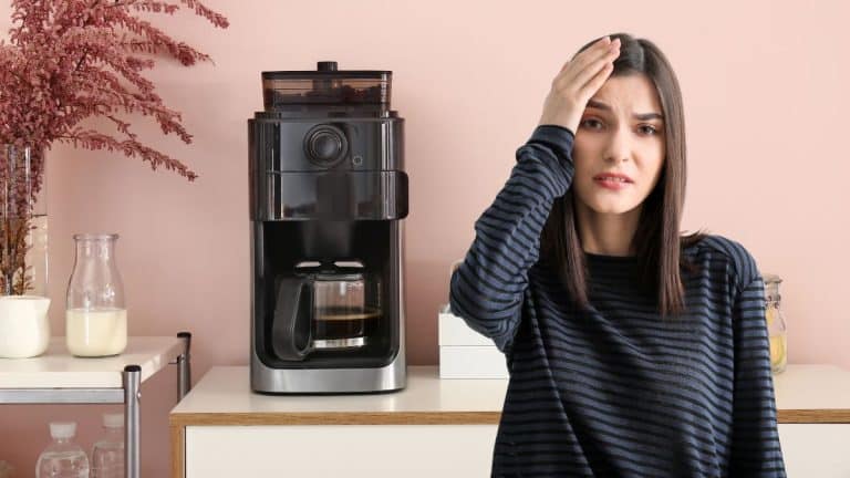 Plus besoin d’acheter une nouvelle machine, ce geste simple débouche les cafetières en 30 secondes