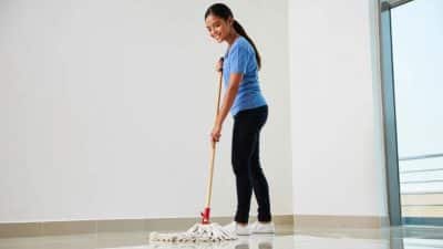 Plus besoin de produits hors de prix, cette astuce de grand-mère fait briller votre carrelage comme au premier jour