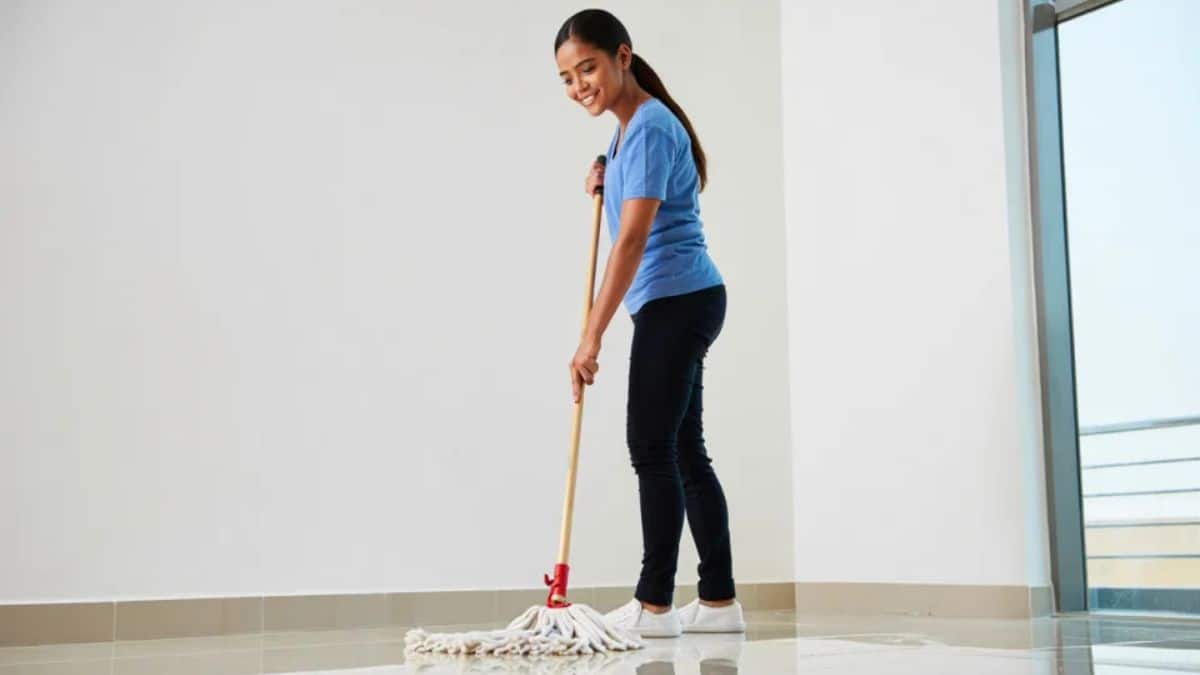 Plus besoin de produits hors de prix, cette astuce de grand-mère fait briller votre carrelage comme au premier jour