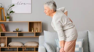 Pratiquer le sport après 50 ans : conseils pratiques pour soulager et prévenir les douleurs au dos