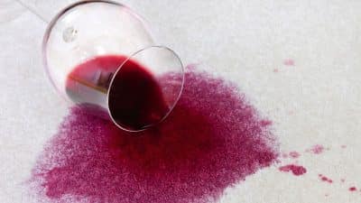 Une tache de vin rouge ? Cette astuce express qui la fait disparaître en quelques secondes