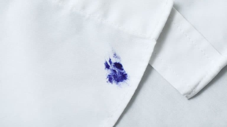 Une tache d’encre sur vos vêtements ? Cette méthode bluffante les efface en 30 secondes