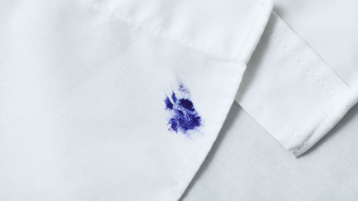 Une tache d’encre sur vos vêtements ? Cette méthode bluffante les efface en 30 secondes