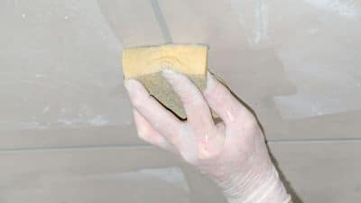 Vos joints de salle de bains vont redevenir comme neufs avec cette poudre magique