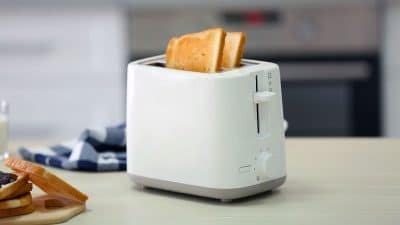 Votre grille-pain est plein de miettes ? Voici comment le nettoyer sans l’ouvrir et sans galérer