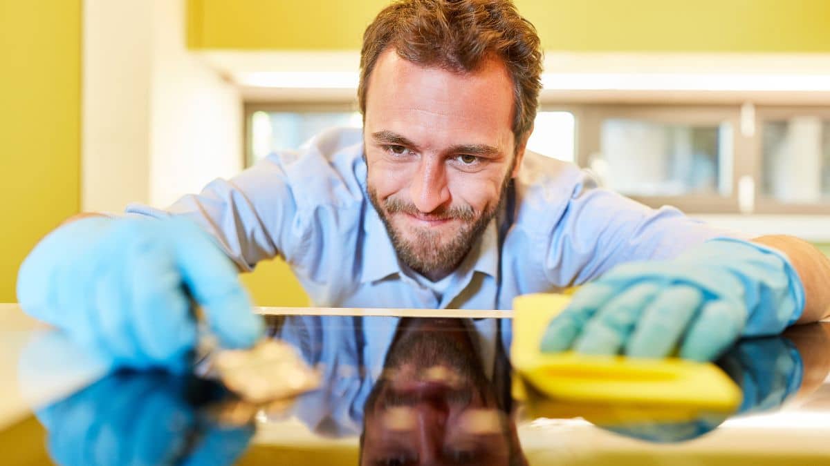 Votre plaque vitrocéramique n’a jamais été aussi propre grâce à ce mélange maison ultra-simple et sans produits toxiques