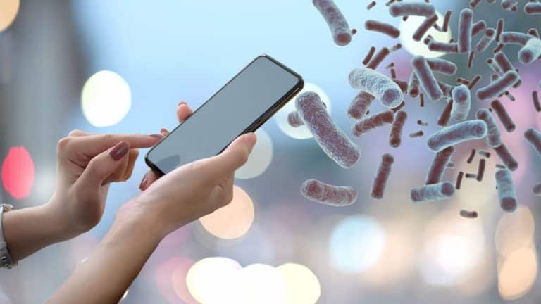 Votre téléphone est un nid à bactéries : découvrez une méthode géniale pour protéger votre santé