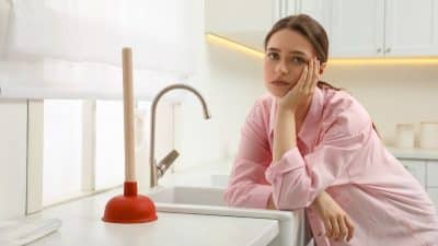 Vous n'avez besoin que de 2 ingrédients pour déboucher un évier sans aucun produit chimique
