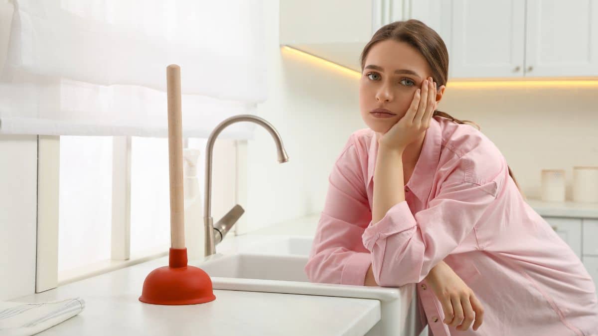 Vous n'avez besoin que de 2 ingrédients pour déboucher un évier sans aucun produit chimique