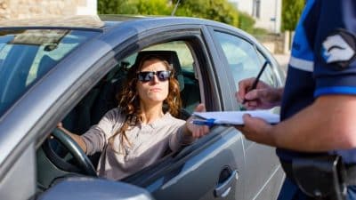 Vous portez ces lunettes en conduisant ? Vous risquez une amende et un retrait de points sans même le savoir