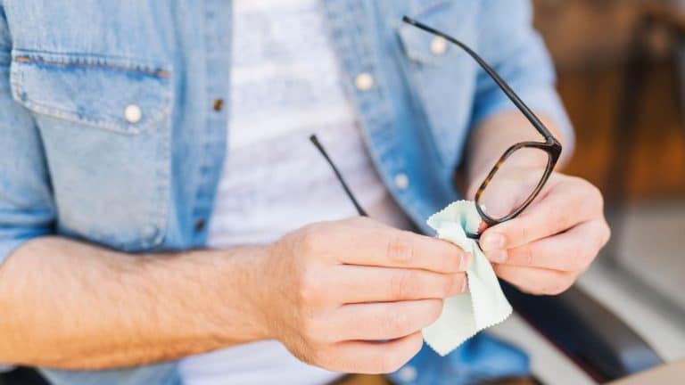 4 astuces de grand-mère pour rendre vos lunettes comme neuves et sans les rayer