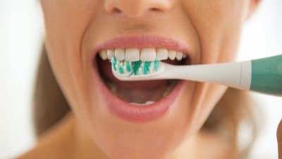 6 raisons de ne plus négliger votre brosse à dents: ce geste du matin peut vous sauver la vie