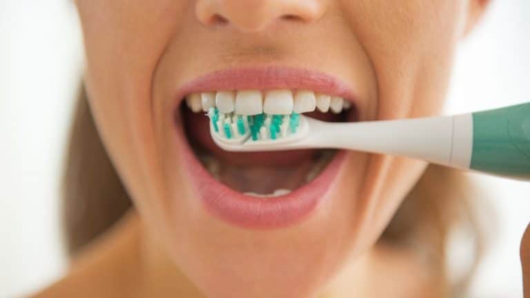 6 raisons de ne plus négliger votre brosse à dents: ce geste du matin peut vous sauver la vie