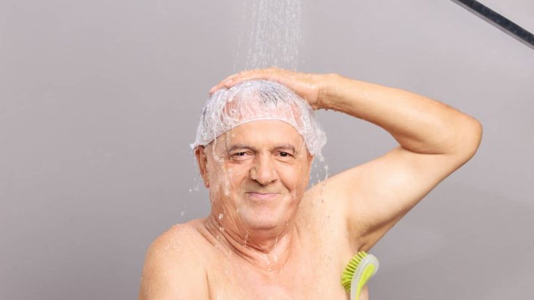 À partir de cet âge, les dermatologues déconseillent les douches trop fréquentes