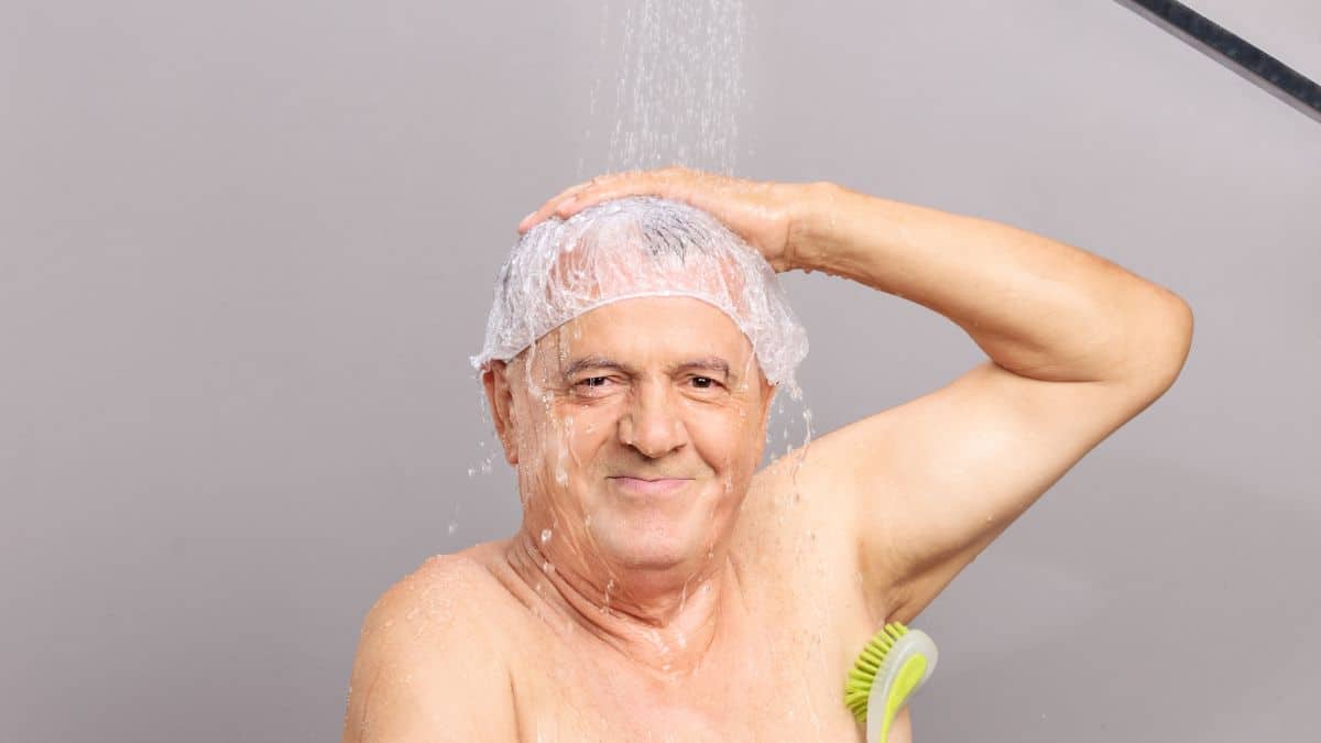 À partir de cet âge, les dermatologues déconseillent les douches trop fréquentes
