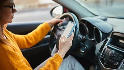 Au feu rouge, ce réflexe peut coûter 135 €, 3 points et 3 ans de suspension du permis