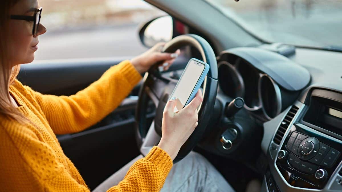 Au feu rouge, ce réflexe peut coûter 135 €, 3 points et 3 ans de suspension du permis