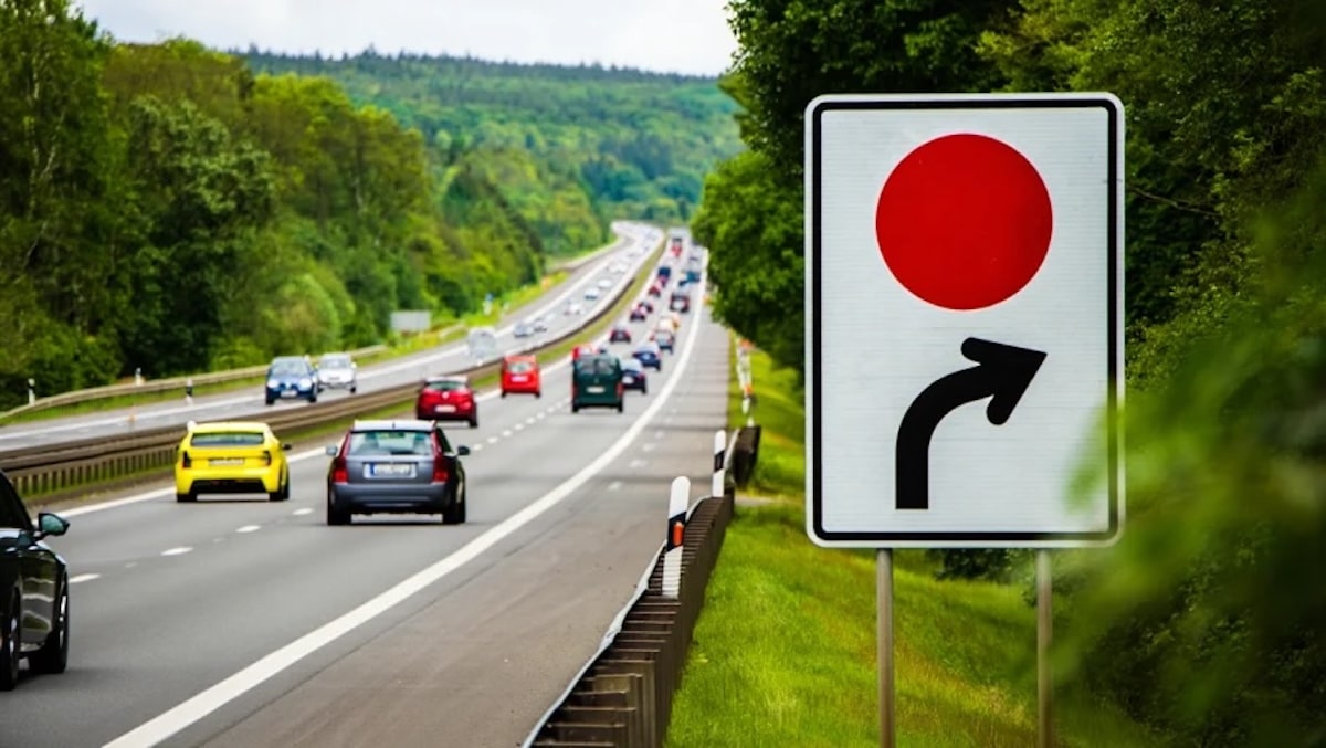 Ce panneau rouge trop souvent ignoré par tous les automobilistes, ce que vous devez savoir pour éviter l’amende