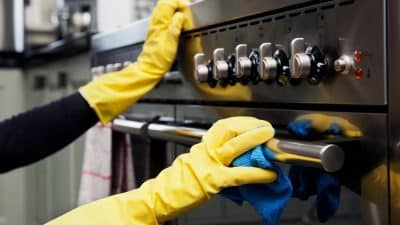 Cet expert dévoile le mélange magique pour un four étincelant en quelques minutes sans frotter pendant des heures