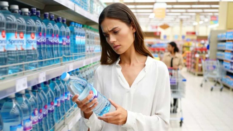 Cette eau de source vendue chez Auchan peut vous rendre gravement malade et la bactérie détectée fait froid dans le dos