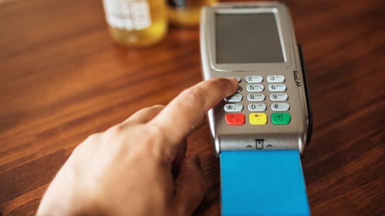 Code de carte bancaire oublié: comment le récupérer et combien ça coûte selon votre banque