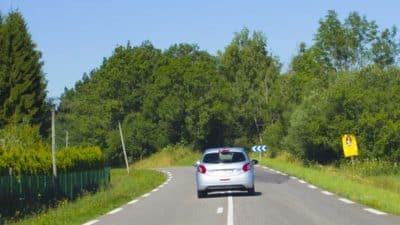 Code de la route : franchir une ligne blanche n’est pas toujours sanctionné, voici pourquoi