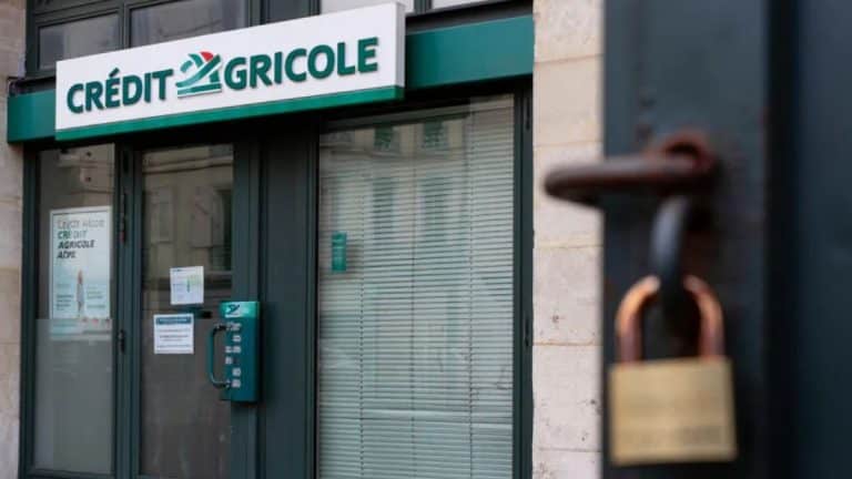 Crédit Agricole ferme 25 agences dans ces départements: des clients sans guichet face à la désertification bancaire