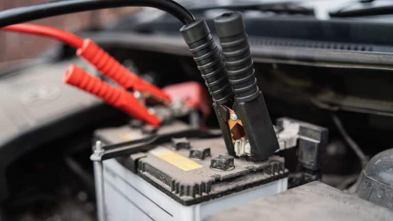 En retard, batterie à plat ? L’astuce d’un mécano pour démarrer sa voiture sans pousser ni pinces, même seul