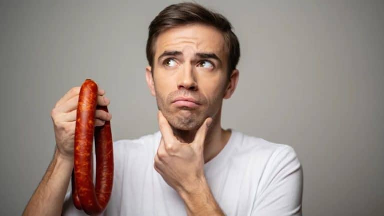 En tranchant votre chorizo, vous vous demandez pourquoi il est si rouge ? La vraie raison va vous surprendre