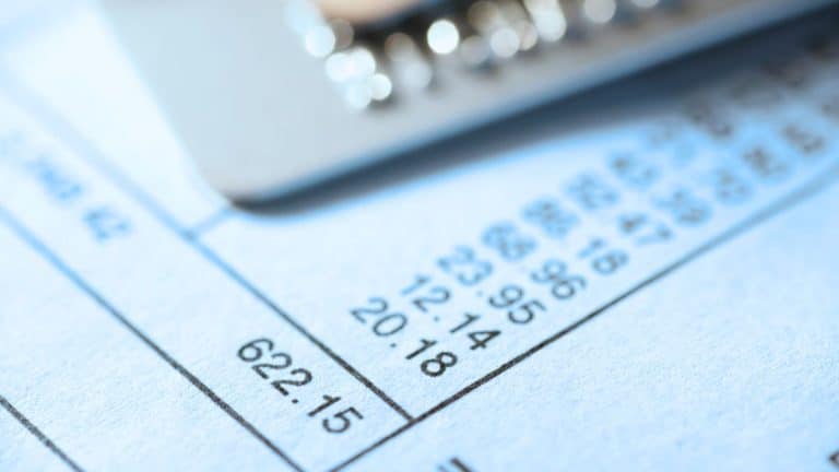 Frais bancaires en 2025 : vous craignez l’explosion ? La stratégie des clients des banques en ligne pour s’en sortir