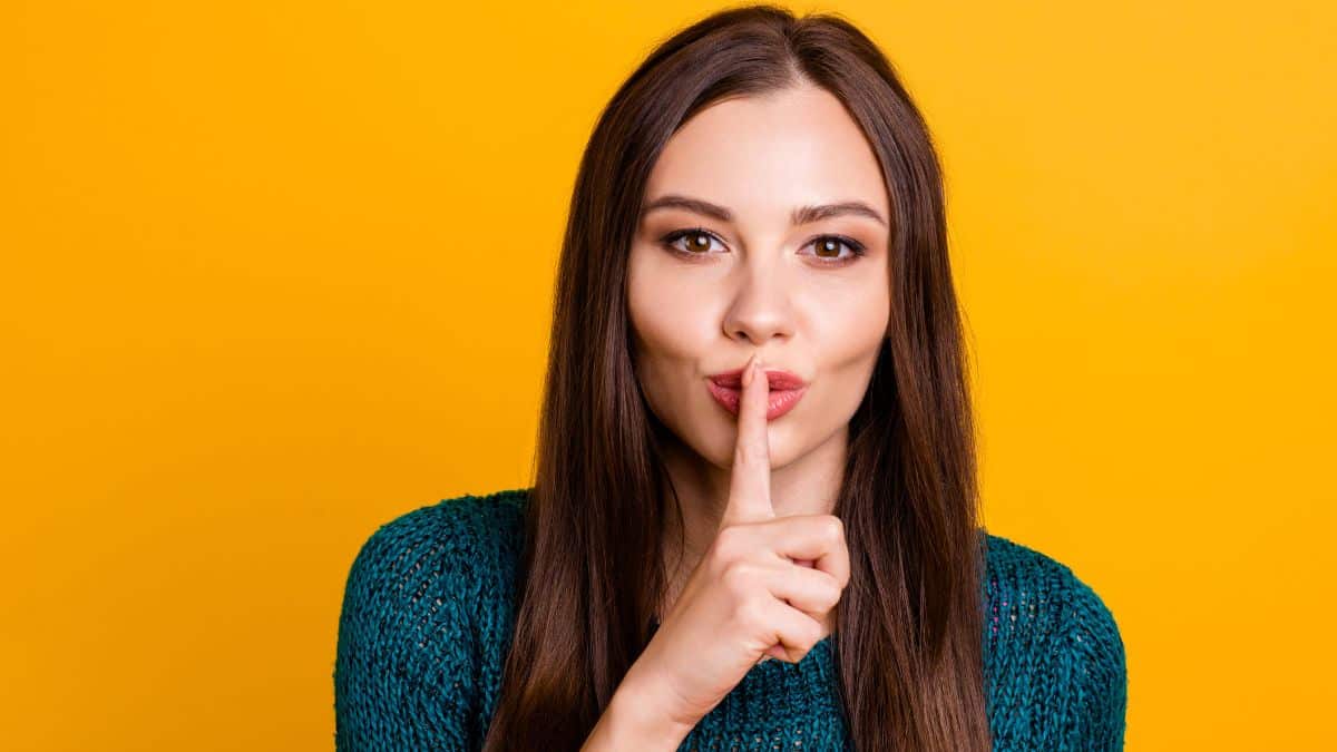 Il vous coupe sans cesse la parole: ce que la psychologie révèle sur ce besoin d’interrompre tout le monde