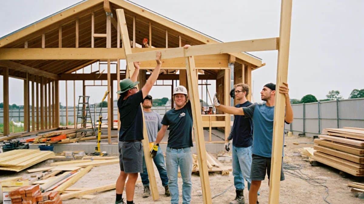 Ils ont refait leur maison en matériaux récupérés : récit d’un chantier solidaire