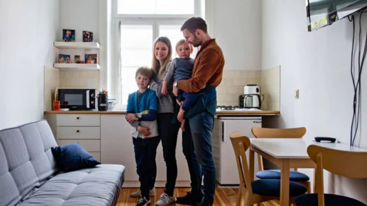 "Je vis à 4 dans 30 m² : astuces déco et rangement d’une famille compressée"