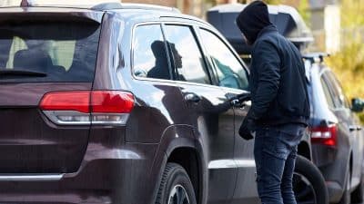 La gendarmerie alerte tous les automobilistes sur cette arnaque, regardez le sol avant de monter en voiture