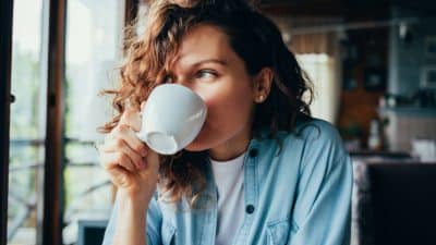 Le matin, pressé, vous buvez votre thé bouillant? Ce geste banal peut multiplier par six le risque de cancer