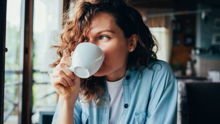 Le matin, pressé, vous buvez votre thé bouillant? Ce geste banal peut multiplier par six le risque de cancer