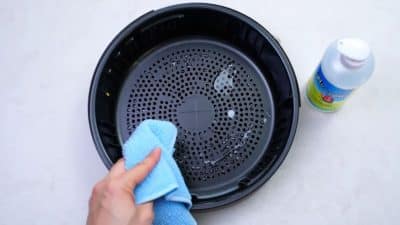 Marre de frotter ? Nettoyez vos cuves d’Airfryer en 1 minute avec ce produit du placard que vous avez déjà
