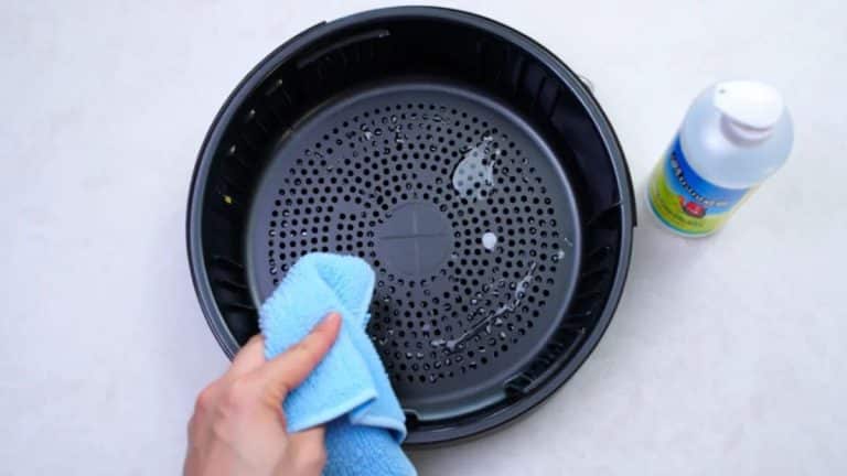 Marre de frotter ? Nettoyez vos cuves d’Airfryer en 1 minute avec ce produit du placard que vous avez déjà