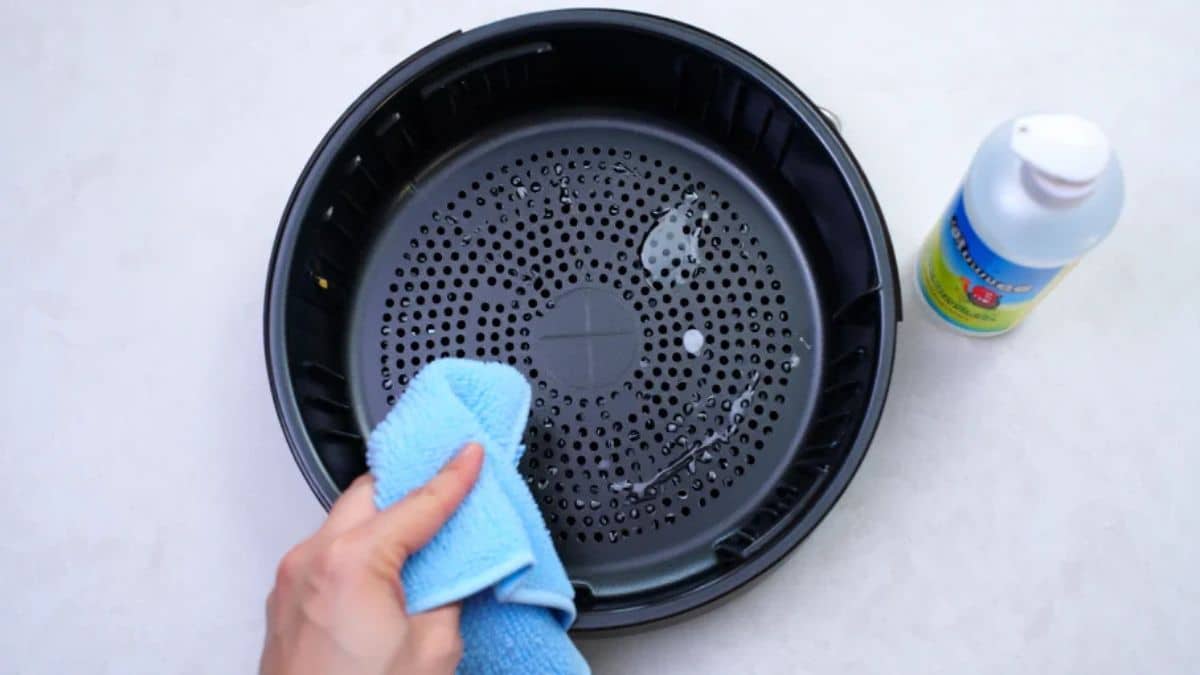 Marre de frotter ? Nettoyez vos cuves d’Airfryer en 1 minute avec ce produit du placard que vous avez déjà