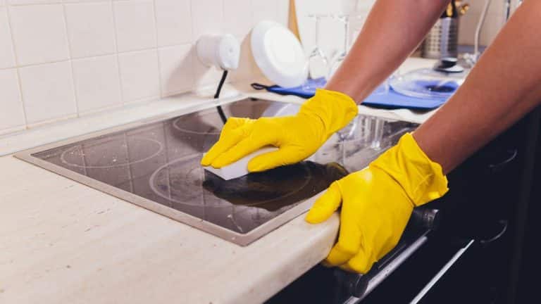 Marre des traces sur vos plaques de cuisson: la recette ancestrale qui efface les empreintes, sans produits chimiques ni rayures