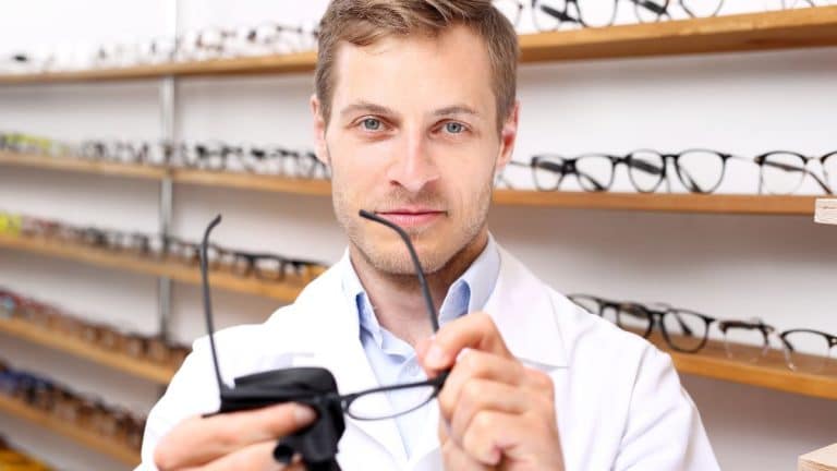 Marre des traces sur vos verres: 3 astuces pour bien nettoyer vos lunettes sans les rayer