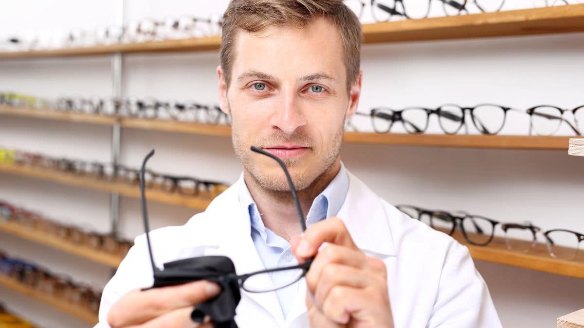 Marre des traces sur vos verres: 3 astuces pour bien nettoyer vos lunettes sans les rayer