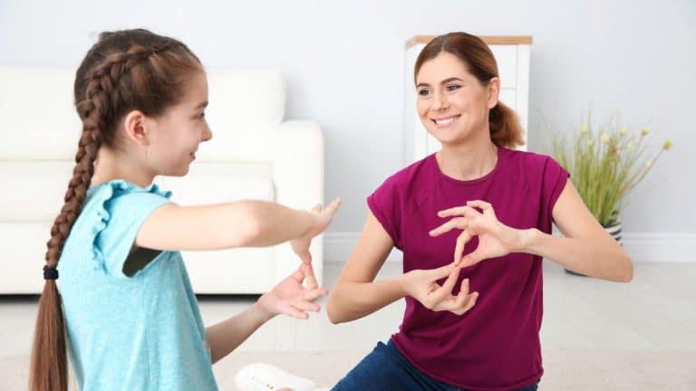Mère d’un enfant sourd : comment j’ai appris la langue des signes en 3 mois