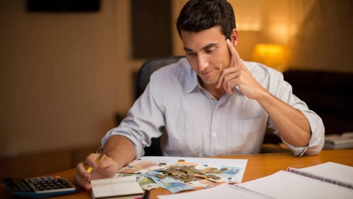 Moins de 2 000 € par mois? Prime mensuelle de 400 € dès la rentrée: y aurez-vous droit ?