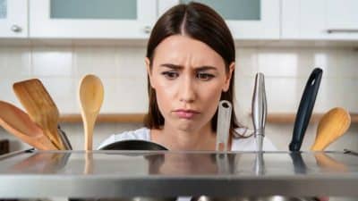Sans le savoir, vous l’utilisez chaque jour: cet ustensile de cuisine pourrait augmenter le risque de cancers