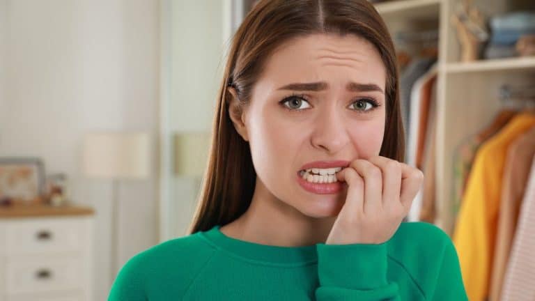 Stressé au quotidien, vous vous rongez les ongles ? Ce que cela révèle de vous, selon la psychologie