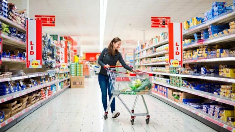 Une ancienne employée de Lidl révèle ses astuces pour payer moitié prix
